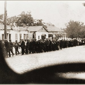 Zsidók menete Kamenyec-Podolszkijban, őreik a városon kívül agyonlőtték őket- A fotót Spitz Gyula, magyar munkaszolgálatos sofőr készítette titokban (Forrás: Nemzeti Múzeum)
